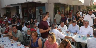 Başkan Böcek, vatandaşlara aşure dağıttı