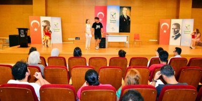 Manavgat Kent Tiyatrosu’ndan, ’İki Yakanın Hikayesi’