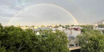 Elbistan’da nadir görülen çifte gökkuşağı gökyüzünü süsledi