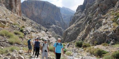 Eğitimciler Demirkazık eteklerinde sağlıklı yaşam yürüyüşü yaptı