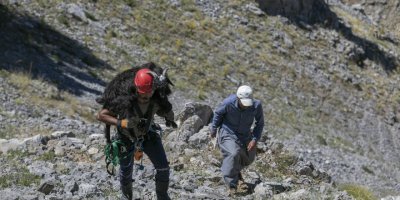 3 gün yamaçta mahsur kalan keçiyi itfaiye ekipleri kurtardı