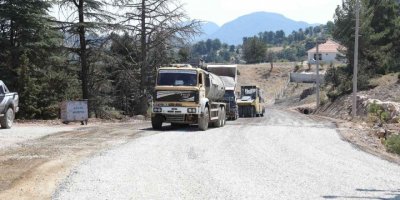 Antalya’yı kırsaldan Kumluca’ya bağlayan yolda asfalt çalışması