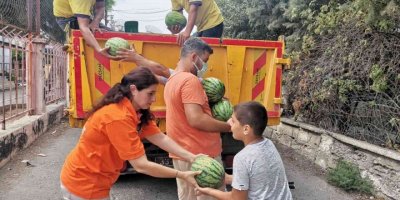 Tarsus Belediyesi, halka 6 ton karpuz dağıttı