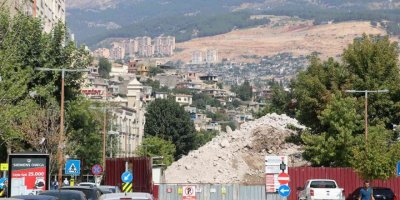 Saçma binanın enkazı da dert oldu