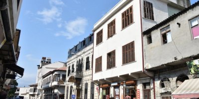 Tarihi caddede restorasyon çalışmaları