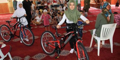 İmamdan örnek hareket: 22 yıldır Kur’an kursuna gelen çocukları ödüllendiriyor