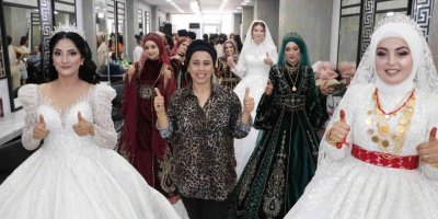 Bu kuaföre gelen gelinler oynayarak düğüne gidiyor