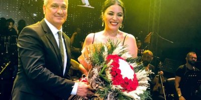 Ünlü sanatçı Zara, Belen’de düzenlenen yayla şenliklerinde konser verdi