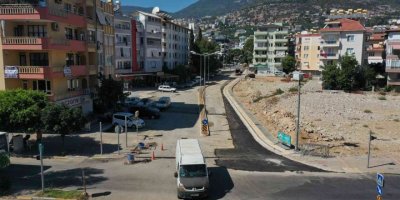 Eşref Kahvecioğlu Caddesi çift yönlü trafiğe açıldı