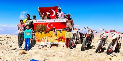 30 Ağustos’u 3 bin 24 rakımlı tepedeki Türk bayrağını yenileyerek kutladılar