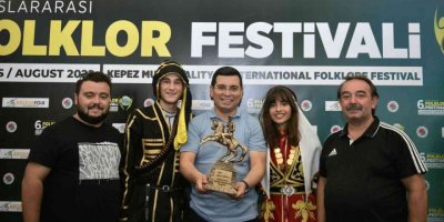 Tütüncü, Dünya’nın folklor renklerini ağırladı