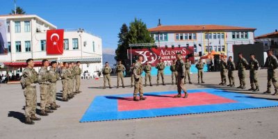 Komandolardan Coşkulu 30 Ağustos Kutlaması