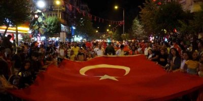 Isparta’da Zafer Bayramı çoşkusu fener alayıyla devam etti