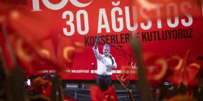 Başkan Seçer, gençlerle birlikte ’10. Yıl Marşı’nı söyledi