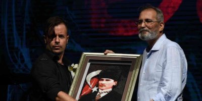 Tarsus’ta zafer coşkusu Emre Aydın konseriyle yaşandı