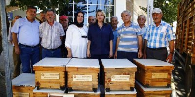 Antalya Büyükşehir’den arıcıya kovan desteği
