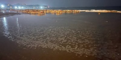 Dalgalar plajı göle çevirdi, işletmeci neye uğradığını şaşırdı