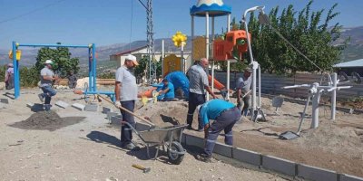 Mut’ta parklarda temizlik ve onarım çalışması yapılıyor