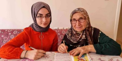 72 Yaşında ki Ayşe ninenin okuma azmi herkese örnek