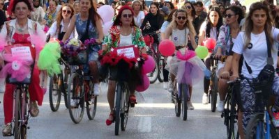 Isparta’da Süslü Kadınlar Pedal Çevirdi