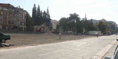 Saçma binadan eser kalmadı