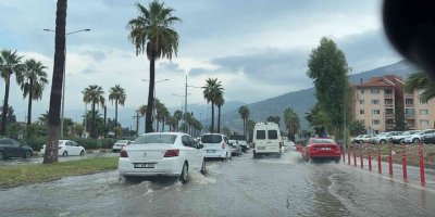İskenderun’da sağanak yolları göle çevirdi