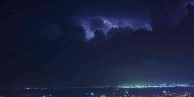 İskenderun Körfezi’nde şimşek fırtınası geceyi aydınlattı