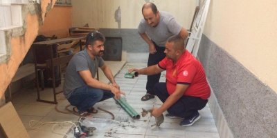 Kafası demir boruya sıkışan yavru kediyi itfaiye kurtardı