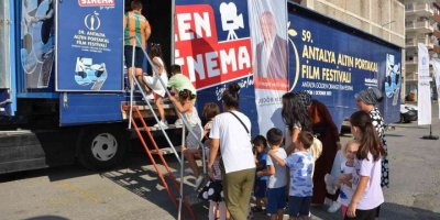 Sinema tırı 5 günde 6 ilçe gezdi