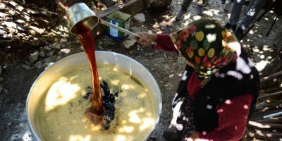 Bakır tavalarda kızgın ateşte 4-5 saat kaynıyor, kilogramı 100 liradan satılıyor