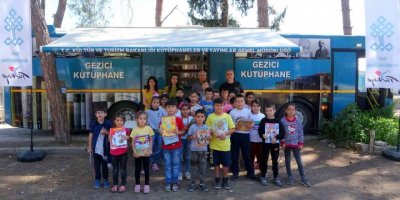 Gezici kütüphane köy okulunda öğrencilerle buluştu
