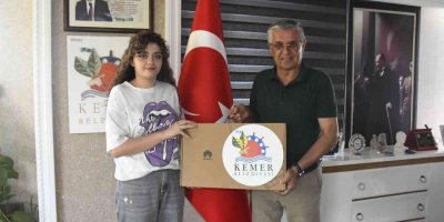 Başkan Topaloğlu’ndan başarılı öğrencilere bilgisayar ve telefon hediyesi