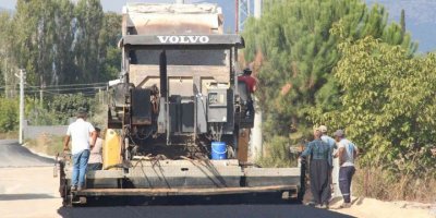 Döşemealtı’nda alt yapısı tamamlanan yollar, sıcak asfaltla kaplanıyor