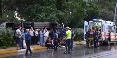 Antalya'da otel servisi devrildi: 9 yaralı