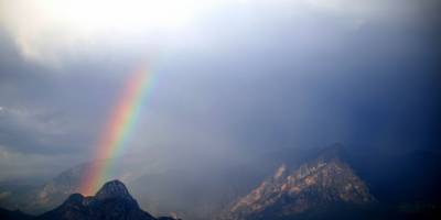 Dağların üzerinde  gökkuşağı  şöleni
