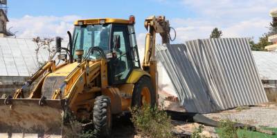 Yıkıma kızdı, iş makinesinin üzerine çıktı