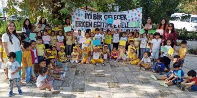 Minikler yaşıtlarını okula çağırdı