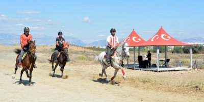 Rahvan At Yarışları'na turistlerden yoğun ilgi