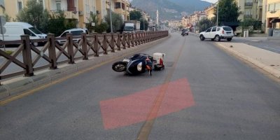 Motosiklet Refüje Çarptı; Kasksız Sürücü Öldü