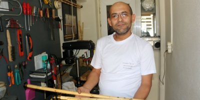 Önce Çalmayı, Sonra Yapımını Öğrendi