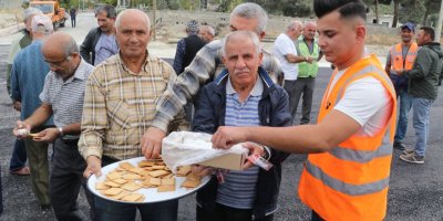 Mahalleli Yol Açılınca Bisküvi Ve Lokum Dağıttı