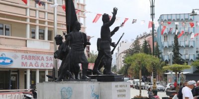 Atatürk Anıtının Kaidesine Sprey Boya İle Aşkını Yazdı