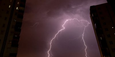 Antalya’da Şimşekler Ve Yıldırımlar Geceyi Aydınlattı