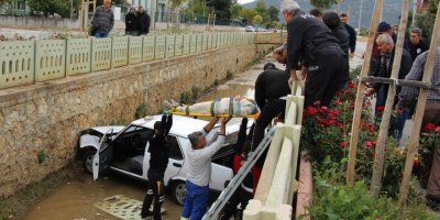 Bucak'ta Otomobil Dereye Uçtu: 2 Yaralı