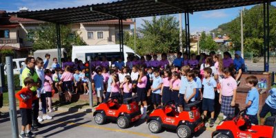 Marmaris'te İlkokul Öğrencilerine Trafik Kuralları Uygulamalı Olarak Anlatıldı