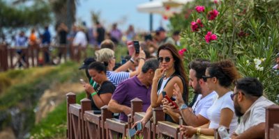 Şelale Manzarası İçin İnsan Kuyruğu