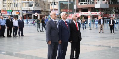 Antalyalı muhtarlardan anıta çelenk