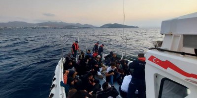 Bodrum'da Yunanistan'ın ittiği 32 göçmen kurtarıldı