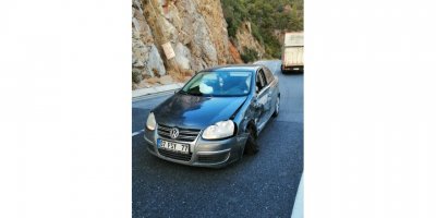 Otomobille kamyon çarpıştı: 2 yaralı