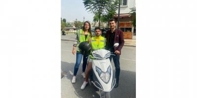 Motosiklet sürücülerine fosforlu yelek dağıtıldı